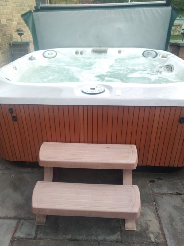 Jacuzzi J345 Hot Tub in excellent working condition. 2006